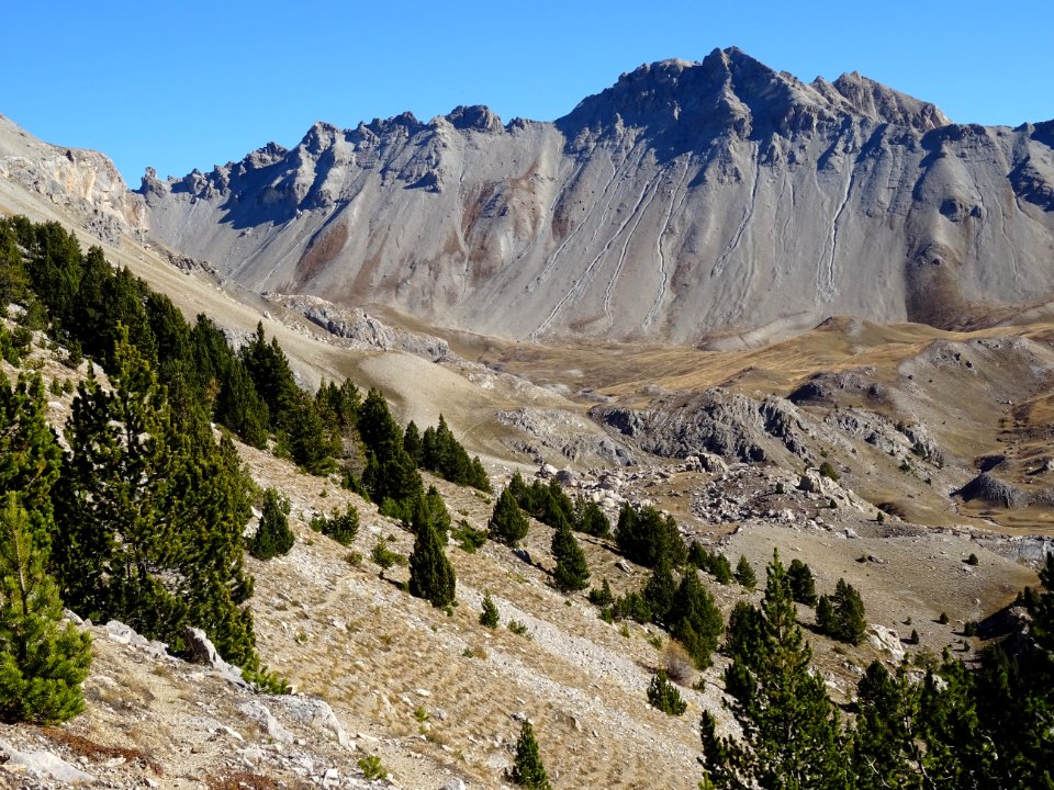 Pic du Haut Mouriare, le lac de l'Ascension est caché au p… 