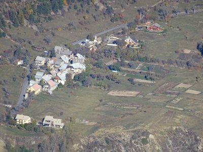 Depuis la crête des Queyrelets, vue sur le village de Vill… 