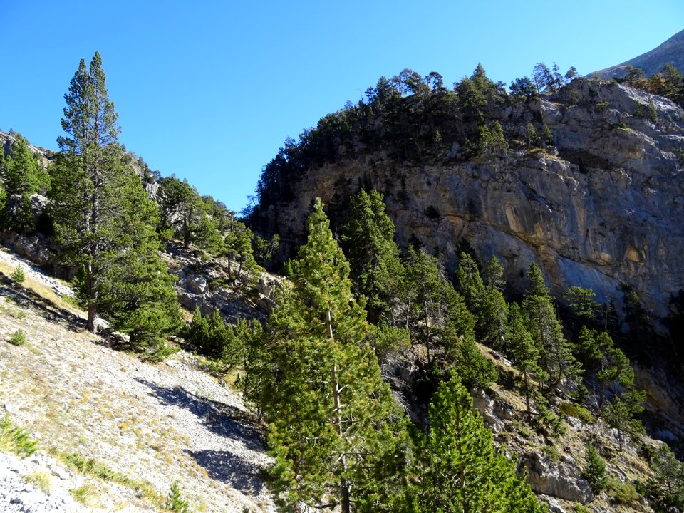 Passage sous la falaise , torrent de l'Ascension 