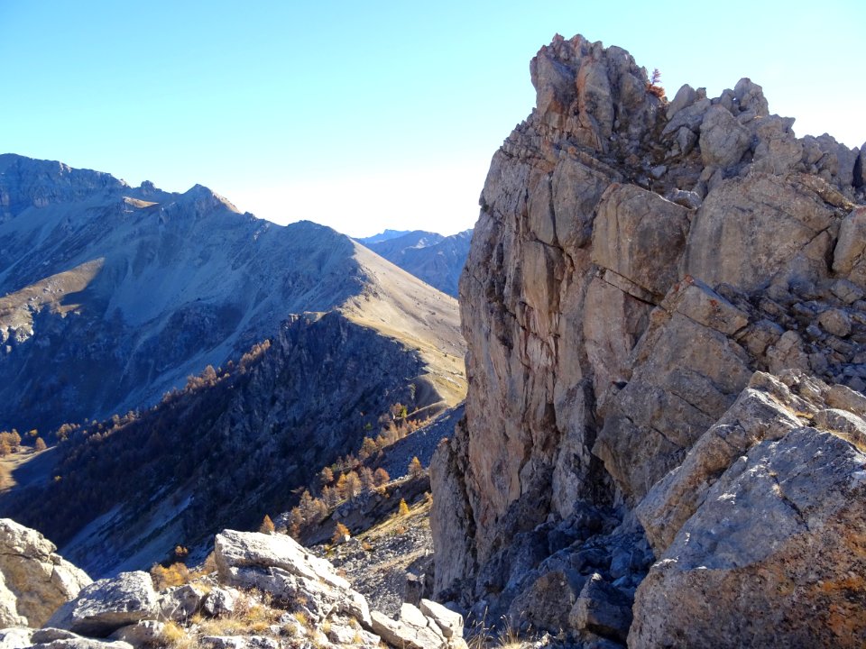 En descendant vers le col sur la crête des Queyrelets 