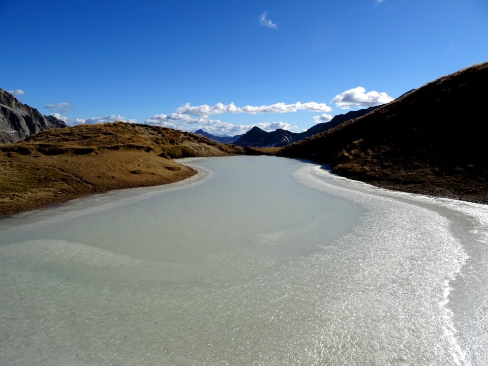 Petit lac gelé à Saume Longue 