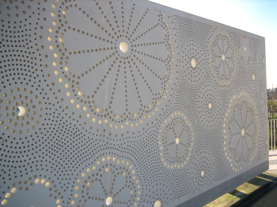 Motifs en detenelle dans un mur du parc de Saint-Ouen, Sei… 