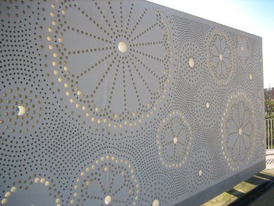 Motifs en detenelle dans un mur du parc de Saint-Ouen, Sei… 