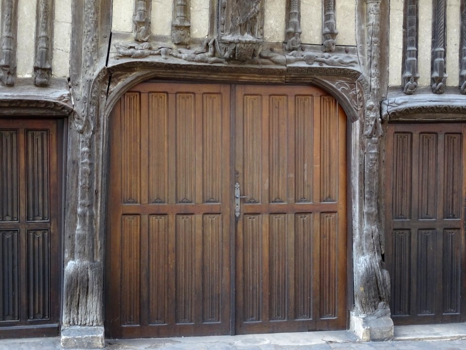 Porte de la maison et détails sculptés, rue de la porte-Mo… 