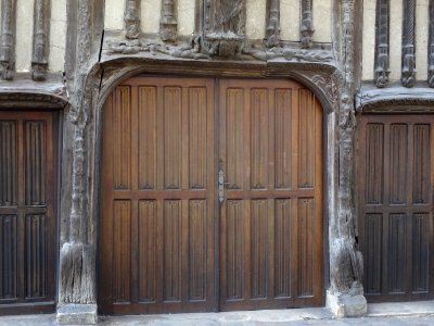 Porte de la maison et détails sculptés, rue de la porte-Mo… 