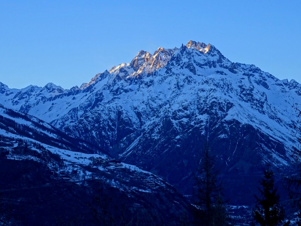 Les Clochers de Clouzis dans la lumière du soir 