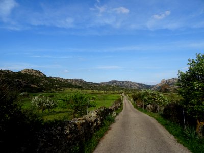 La route du bout du monde entre Sos Runcos derrière et Sos… 