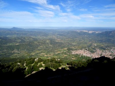 Vue sur Oliena en bas et Nuoro au fond à droite 