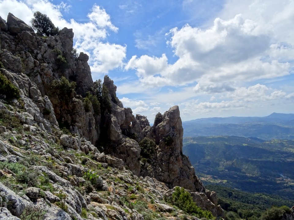 Un trou dans les aiguilles rocheuses 