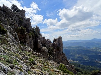 Un trou dans les aiguilles rocheuses 
