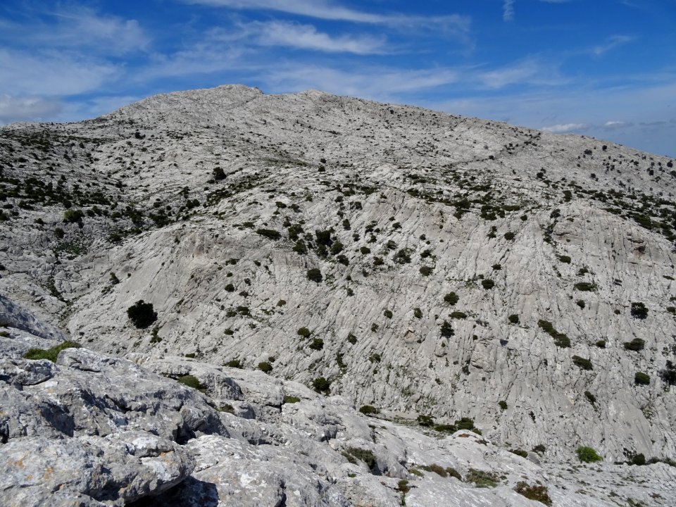 La Punta Sos Nidos (1348m) et ses immenses dalles karstiqu… 