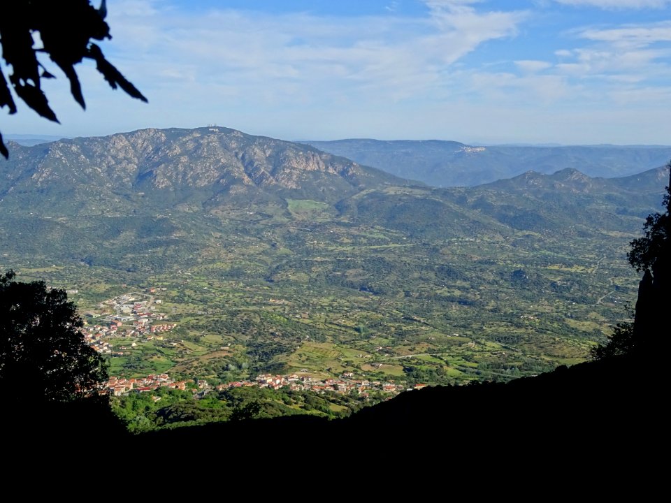 Oliena et Nostra Signora De Su Monte sur le Monte Ortobene… 