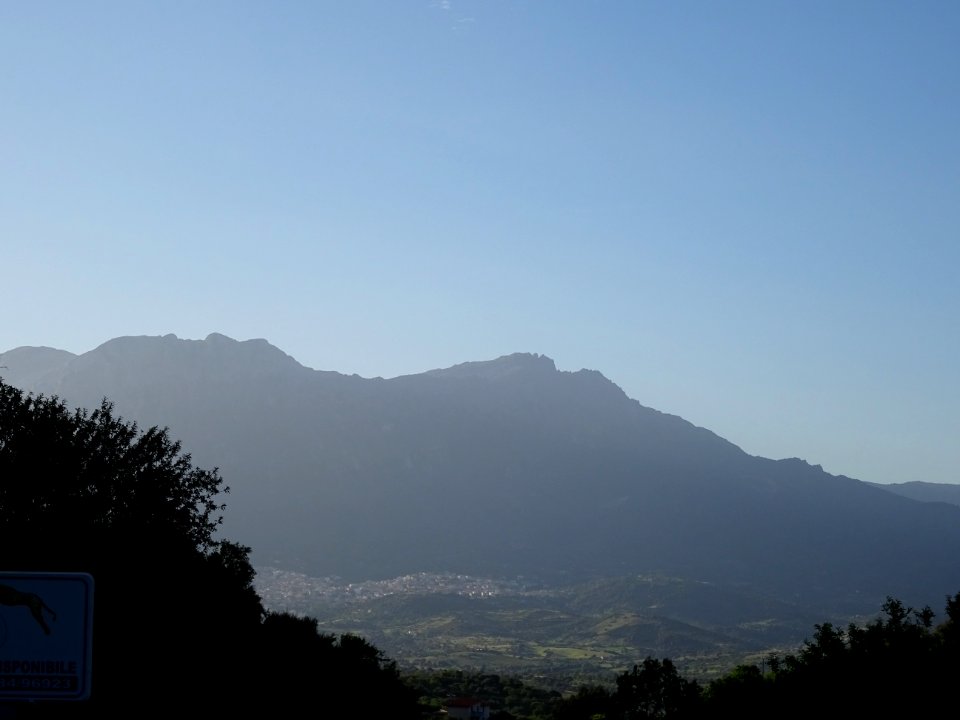 Massif du Supramonte (Monte Corrasi à droite) dans la lumi… 