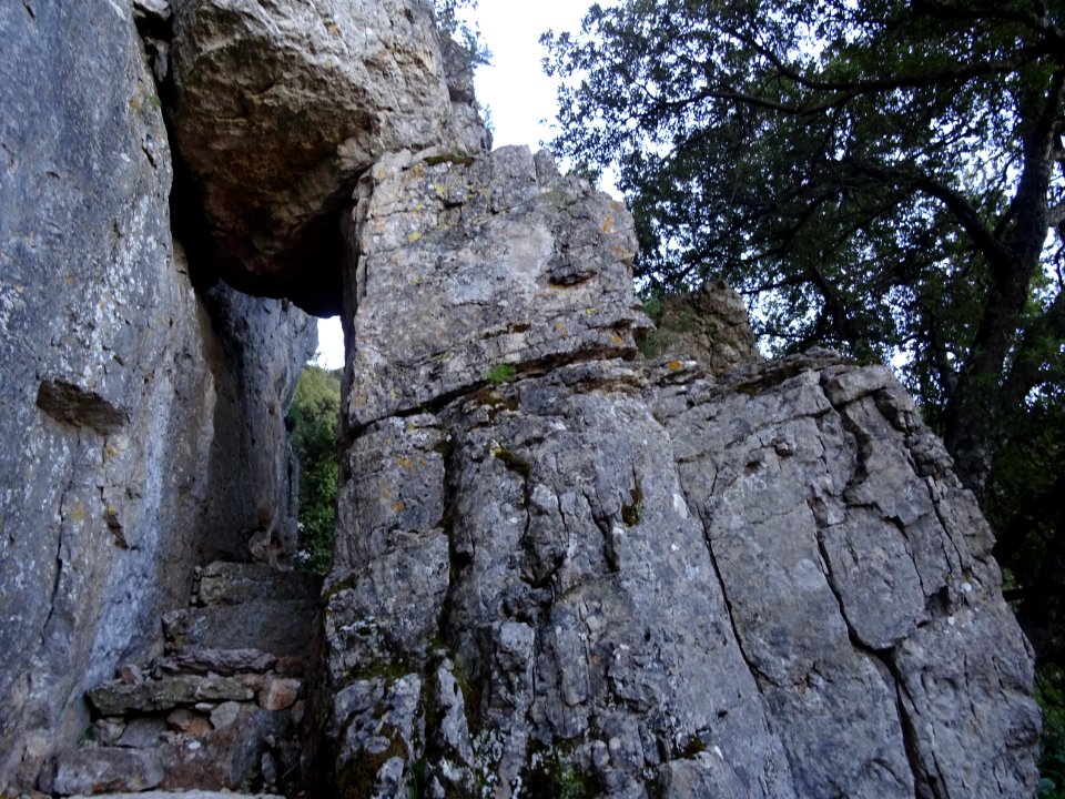 Le sentier passe sous un gros rocher en équilibre 