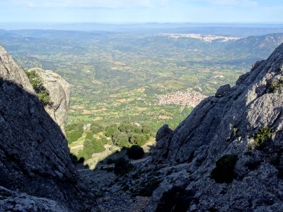 Vue sur Oliena en bas et Nuoro au fond à droite, tout en h… 
