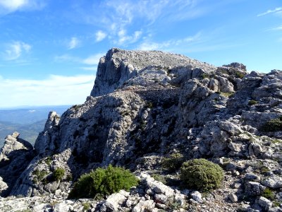 On distingue le muret de soutènement à l'arrivée de la pis… 