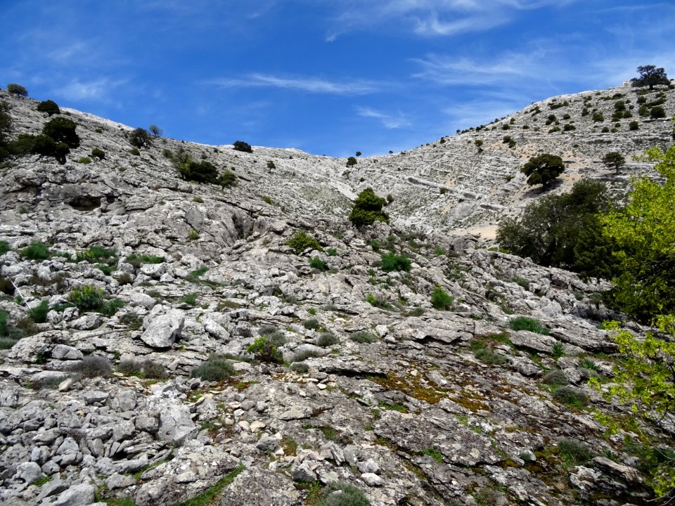 La remontée du vallon à vue dans le relief karstique 
