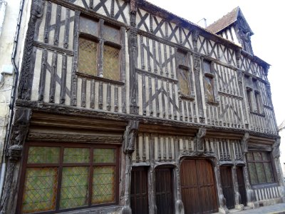 Façade et détails sculptés, rue de la porte-Mouton, Gallar… 