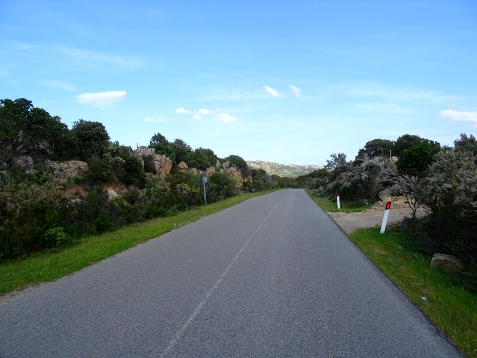 A gauche de la route, granit en boules 