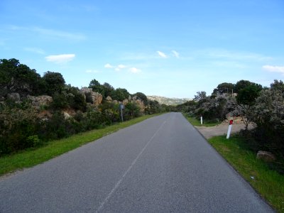 A gauche de la route, granit en boules photo