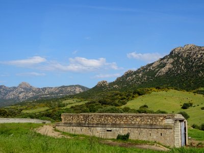 Bâtisse agricole et contreforts du Monte Nieddu photo