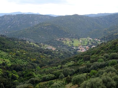 En se retournant, tout en bas, les maisons de Su Cossu 