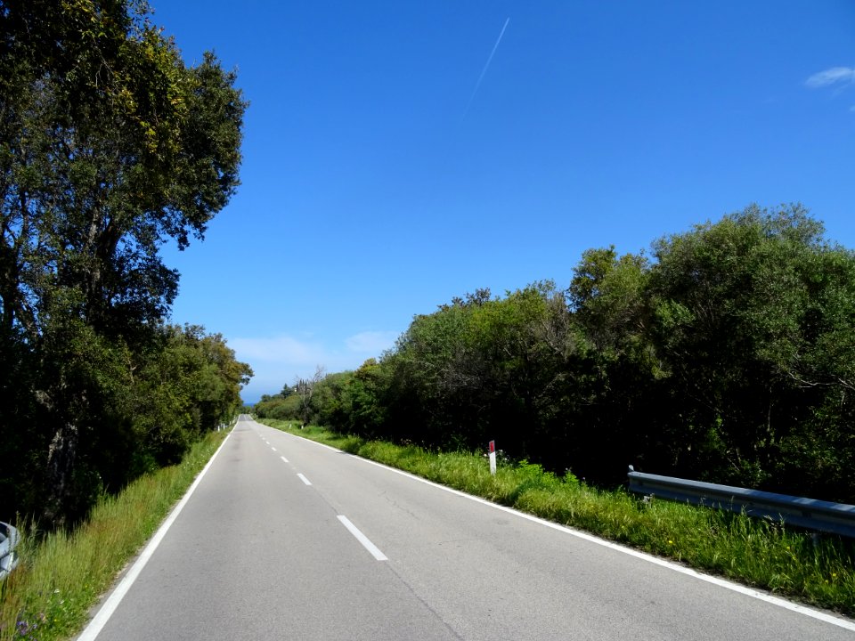 Ligne droite et bleu du ciel 
