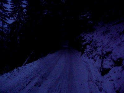 La route est enneigée ou verglacée et la nuit est tombée. … 