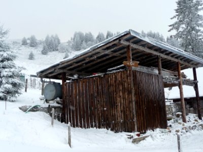 Un petit hangar et la pancarte qui indique le Môle 