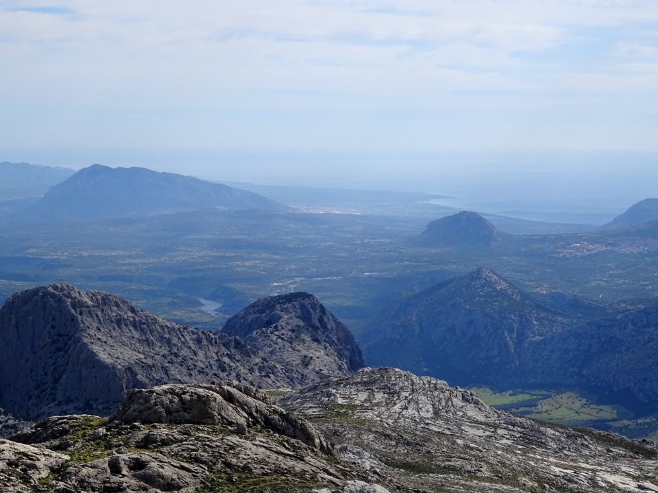 Depuis le Monte Corrasi, vue vers le Nord-Est et la côte p… 