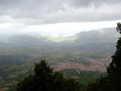 En bas Olenia, au fond Nuoro 