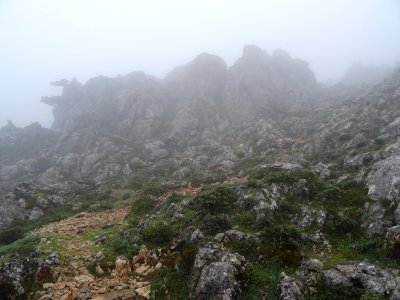 Formes rocheuses dans le brouillard photo