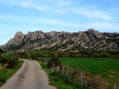 La route du bout du monde entre Sos Runcos derrière et Sos… photo