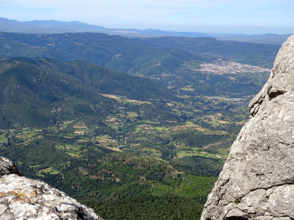 Sur le bord de l'arête sud du Monte Corrasi, vue vers Orgo… 