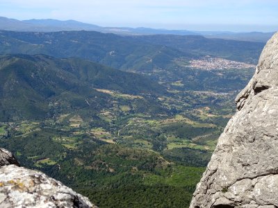 Sur le bord de l'arête sud du Monte Corrasi, vue vers Orgo… 