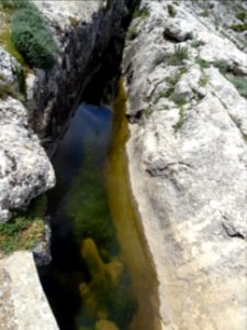 Une fissure remplie d'eau de pluie 