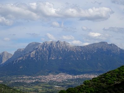 Depuis Nuoro vue générale sur Oliena et le massif de Supra… 