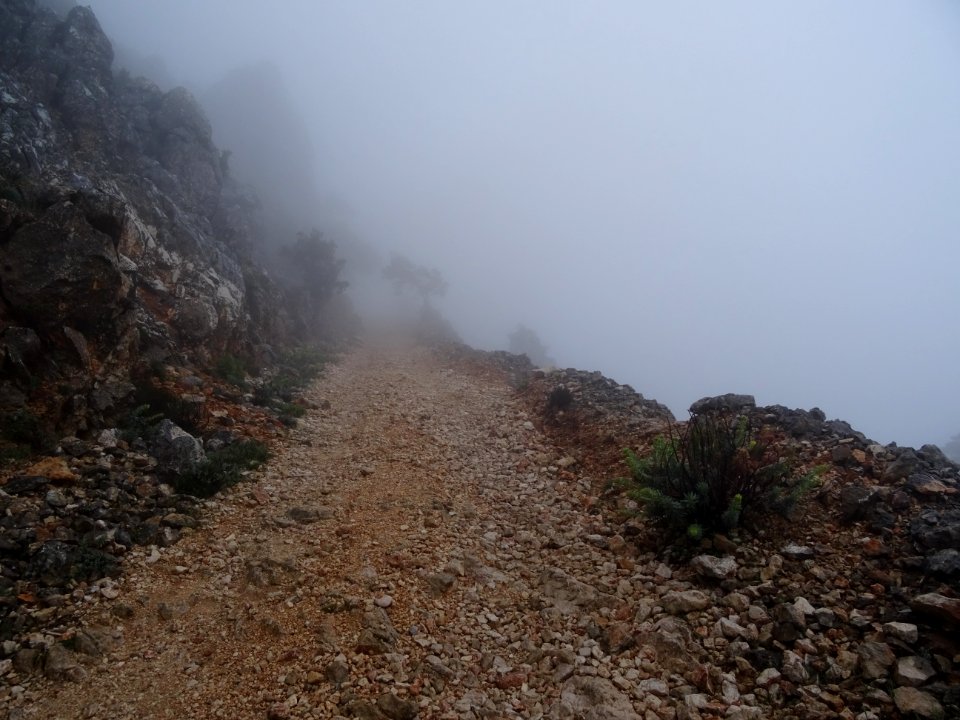 Sentier dans le brouillard en arrivant au col de Scala 'e … photo