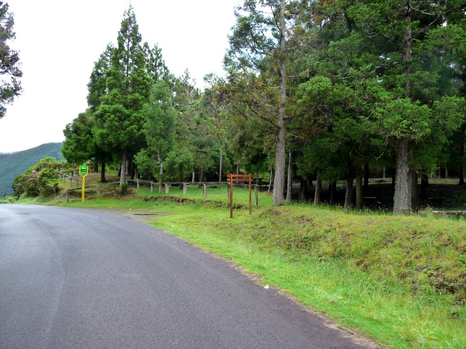 Route et arrêt de bus pour le sentier du Piton Textor 