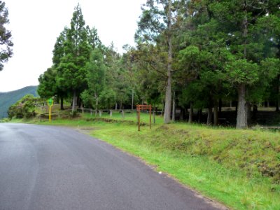 Route et arrêt de bus pour le sentier du Piton Textor 