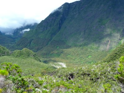 Dans la descente, vue plongeante entre les nuages sur le v… 