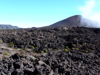 En prenant pied sur la Plaine des Sables, au pied du Piton… 