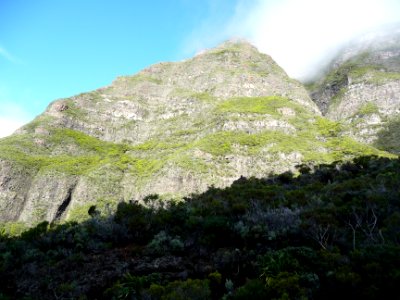 Des nuages s'accrochent déjà sur les contreforts du Morne … 
