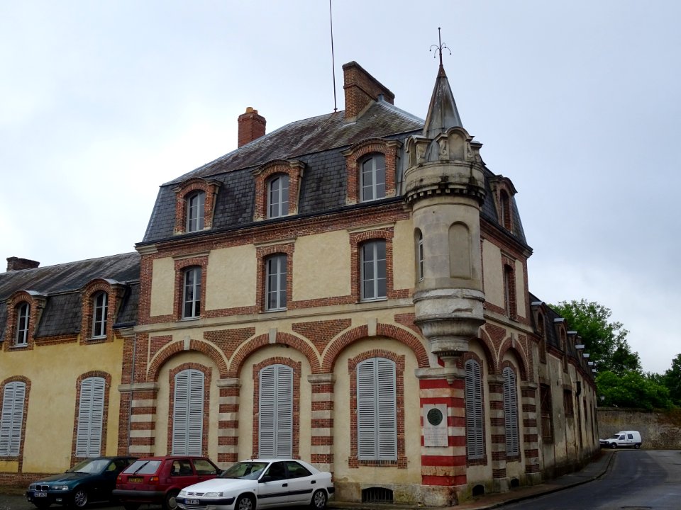 Maison avec plaque le Duc de Saint-Simon 1675-1755 , La Fe… 