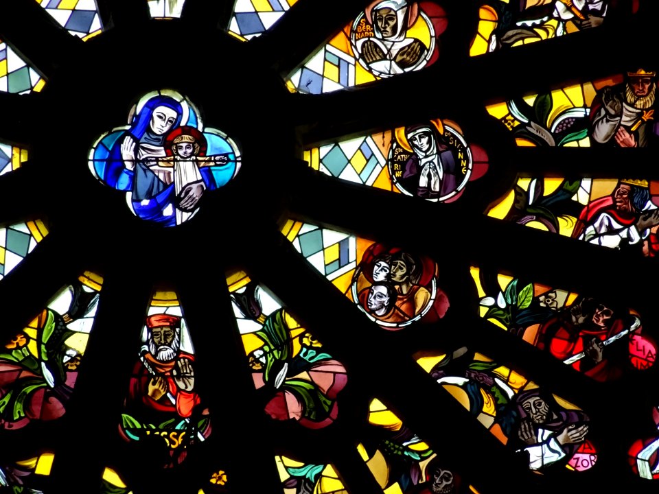 Détail d'un vitrail de la basilique Notre-Dame de Montlige… 