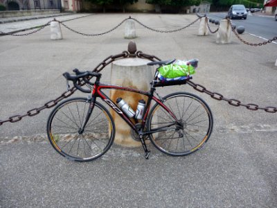 Vélo course chargé pour 2 jours devant le château de Fonta… 
