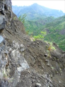 Le sentier est emporté (éboulis) sur environ 10 mètres 
