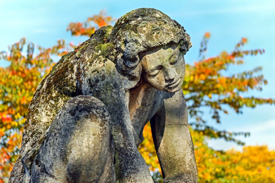 Girl sitting kummer