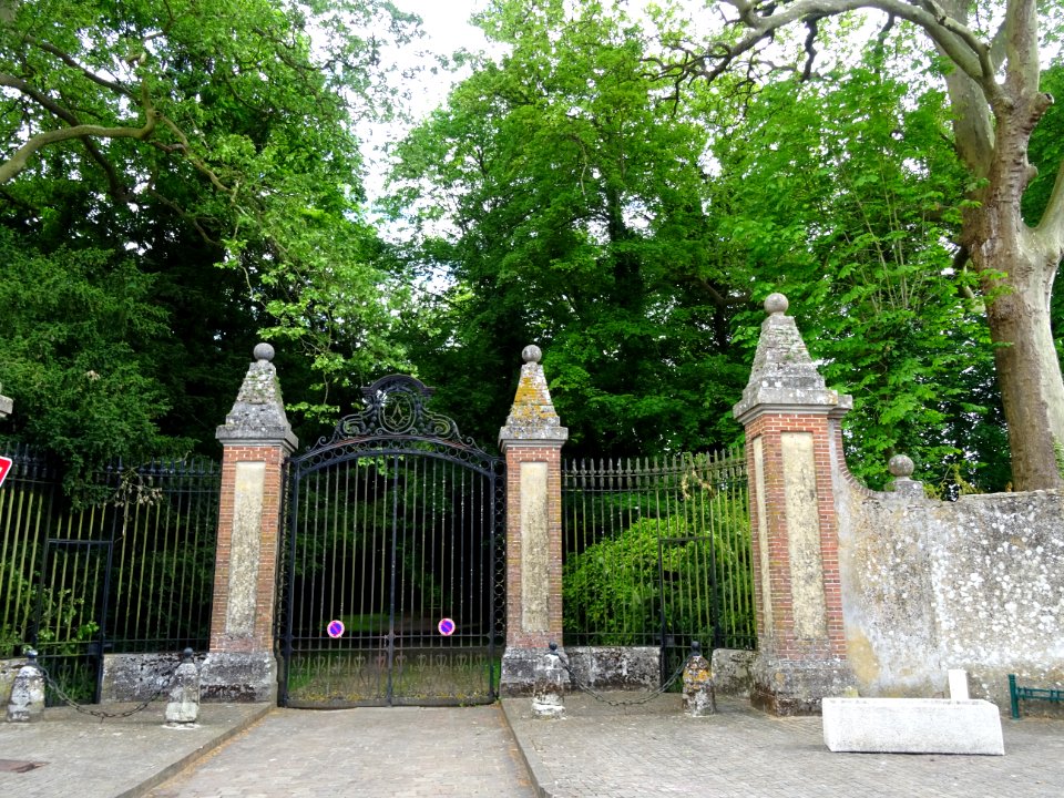 Grille et porte d'entrée du parc du château de Longny-au-P… 