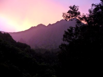 Lueurs roses à l'aube sur le cirque de Cilaos 